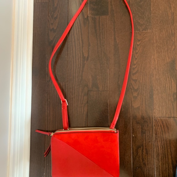 CROSSBODY RED PURSE - 🌸3/$30🌸 - Picture 3 of 9